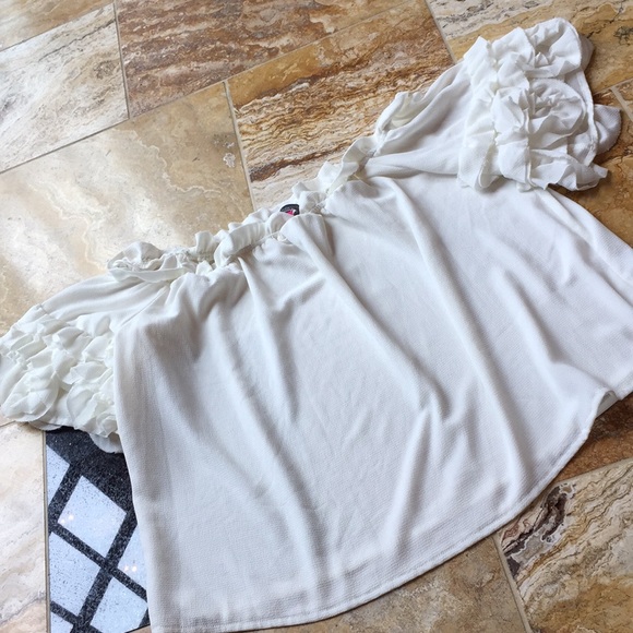 Vince Camuto off the shoulder ruffle/white texture - Picture 2 of 8
